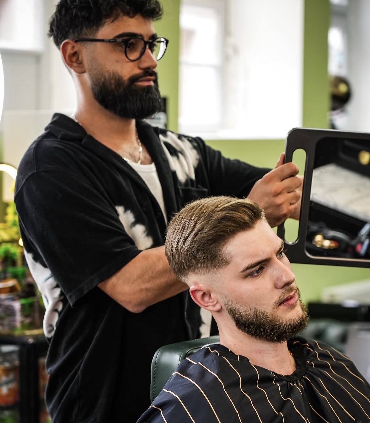 Friseur zeigt Ergebnis